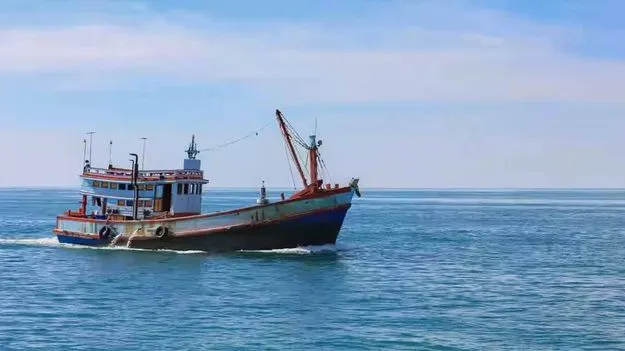 Suspicious Boat: మహారాష్ట్ర తీరంలో అనుమానాస్పద బోటు.. హైఅలర్ట్  