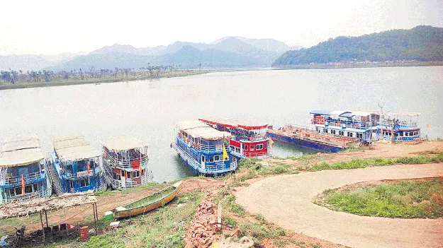 పాపికొండలు యాత్ర బోట్ల నిలిపివేత