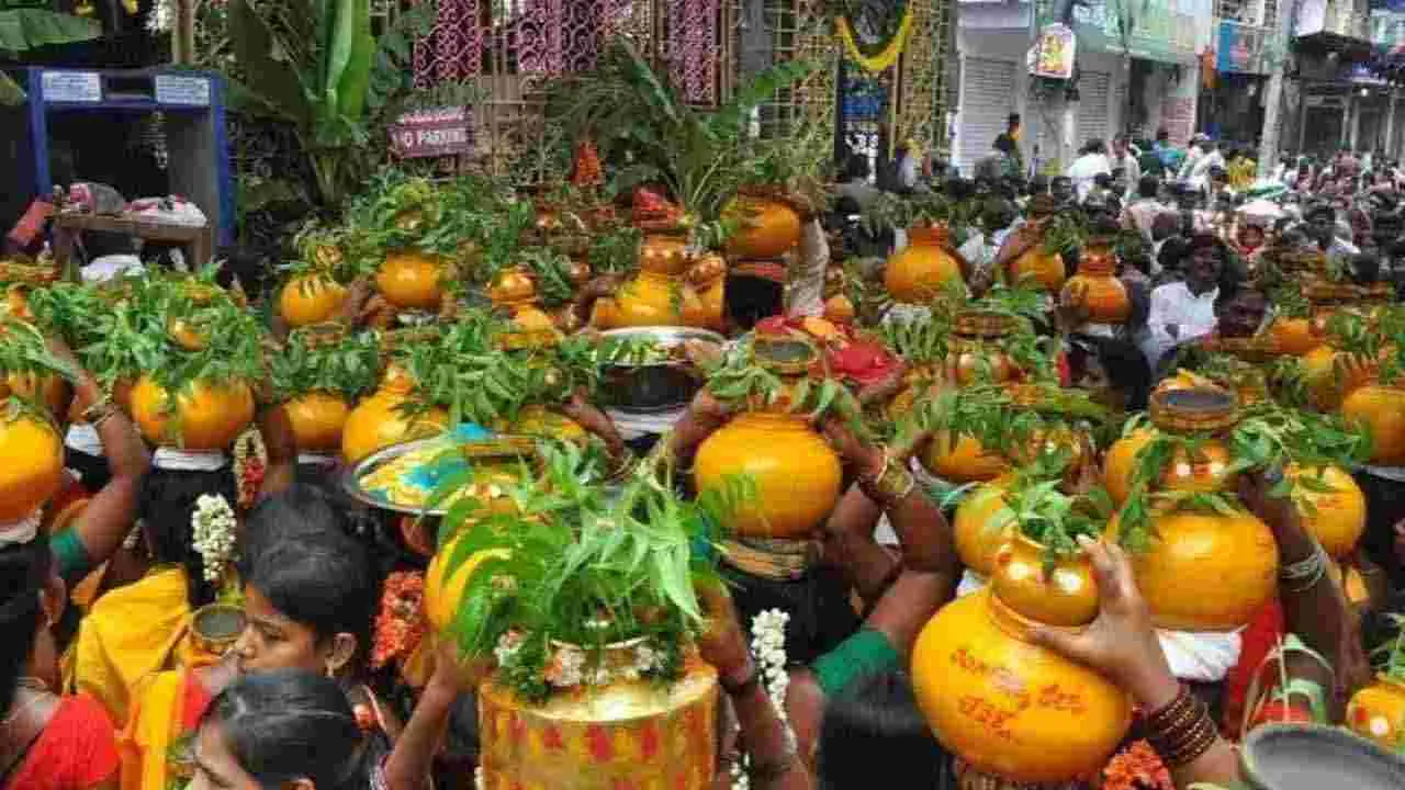 Ujjaini Mahankali Bonalu: శాకాంబరీ అలంకరణలో ఉజ్జయిని మహంకాళి..
