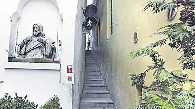 సిగ్నల్ పడితేనే వీధిలోకి ప్రవేశం