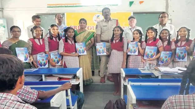  విద్యార్థులకు బాసటగా..