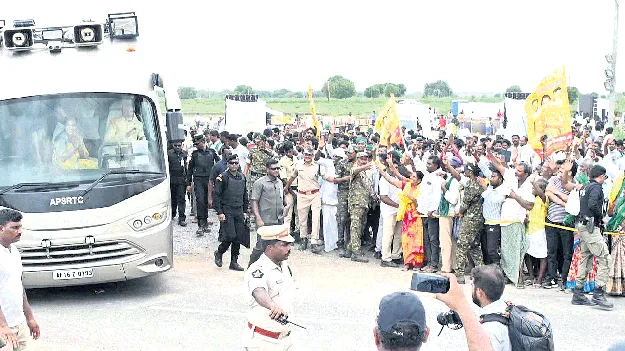 కోలాహలంగా..