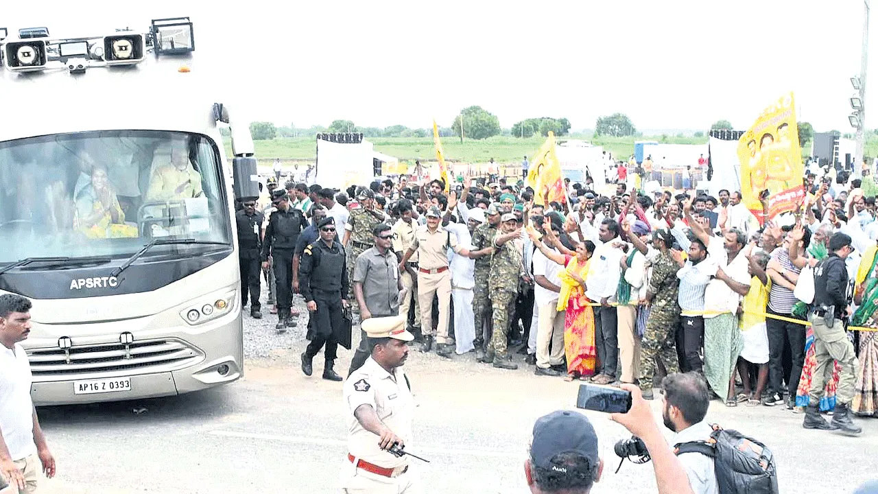 కోలాహలంగా..