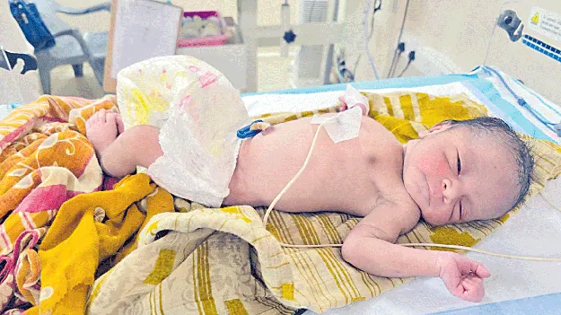 ప్లాస్టిక్‌ కవర్లో పసికందు