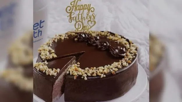 Father's Day Cake: ఫాదర్స్ డే స్పెషల్ కేక్.. ఖరీదు రూ.5 లక్షలు.. నెటిజన్ల ఫన్నీ కామెంట్లు..