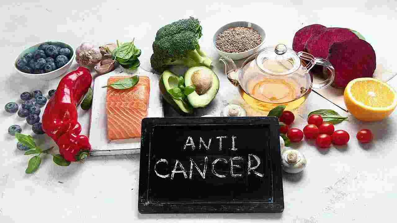 Health Tips: తరచూ ఈ పండ్లు తిన్నారంటే.. క్యాన్సర్ మీ దరి చేరదు..
