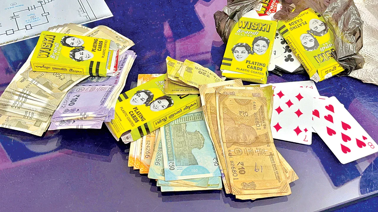 Kukatpally: పేకాటలో పట్టుబడ్డ జీహెచ్‌ఎంసీ కార్పొరేటర్, ఓ ఎమ్మెల్సీ తండ్రి...