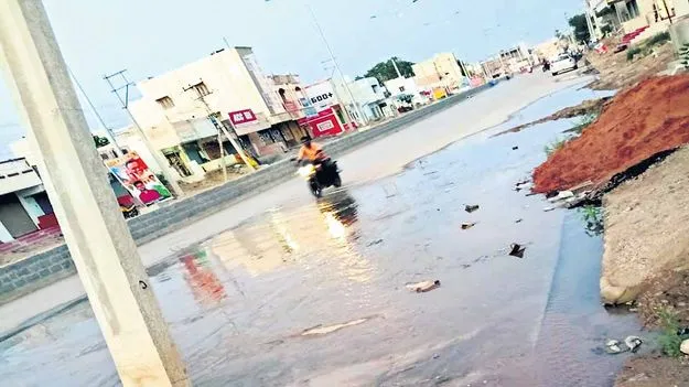  వృథాగా పోతున్న నీరు 