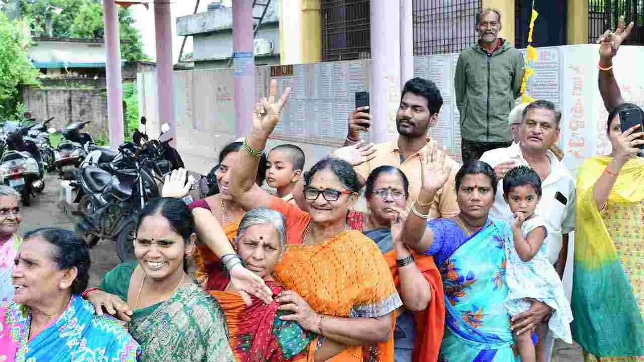 Pedala Sevalo: ఆంధ్రప్రదేశ్లో ప్రేమ ఆప్యాయతల మధ్య 'పేదల సేవలో' కార్యక్రమం
