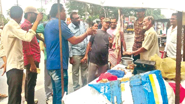 Seized కుళ్లిన మాంసం, చేపలు సీజ్