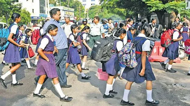 Schools: పొద్దున్నే లేవాలి.. బడికి పోవాలి