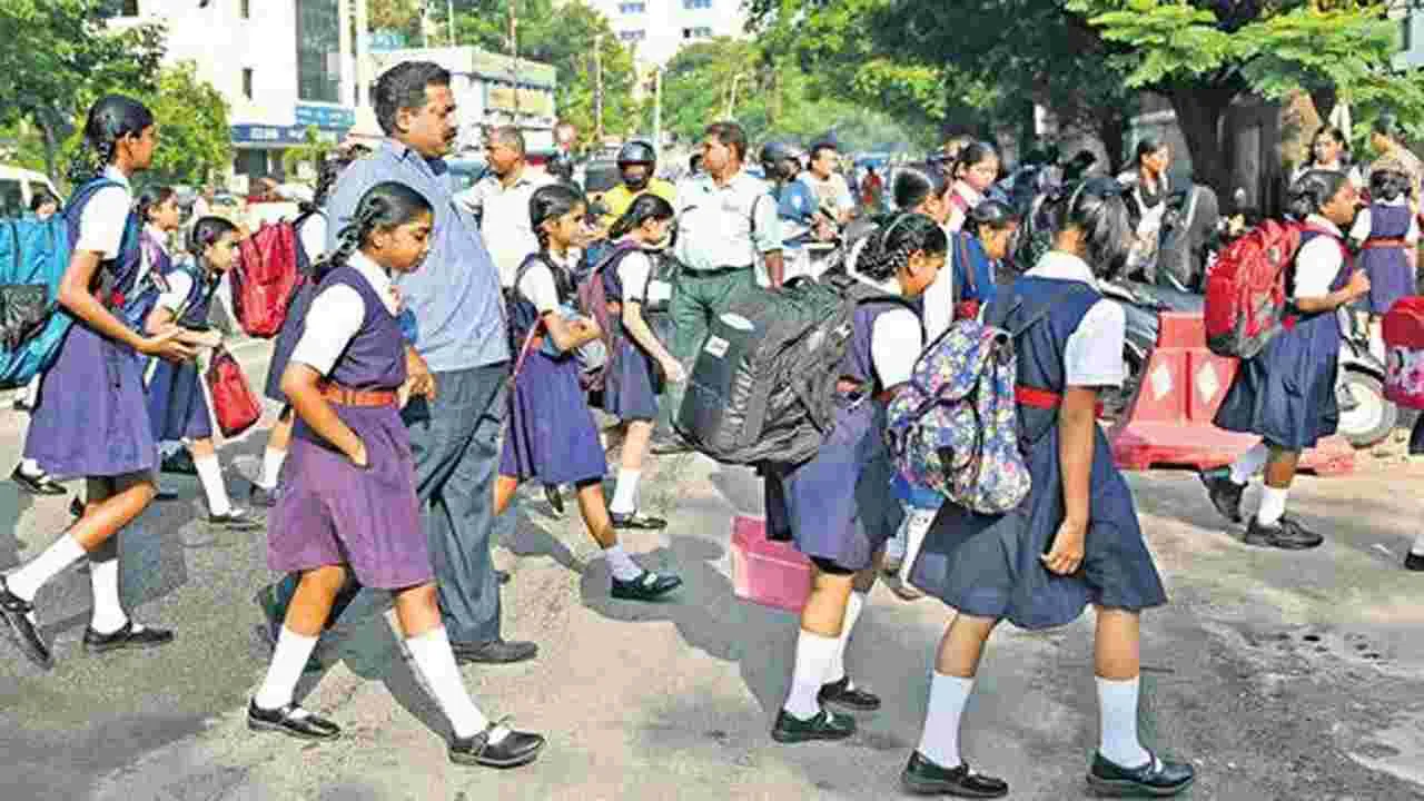 Schools: పొద్దున్నే లేవాలి.. బడికి పోవాలి