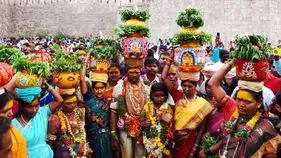 Hyderabad: వైభవంగా ప్రారంభమైన బోనాలు.. కిక్కిరిసిన కోట