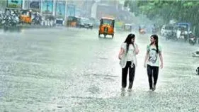 Rains: కమ్మేసిన ముసురు.. చిరుజల్లులతో అవస్థలు