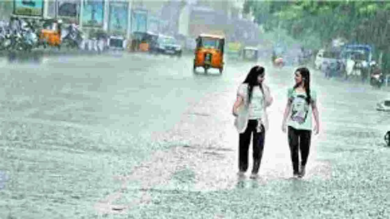 Rains: కమ్మేసిన ముసురు.. చిరుజల్లులతో అవస్థలు