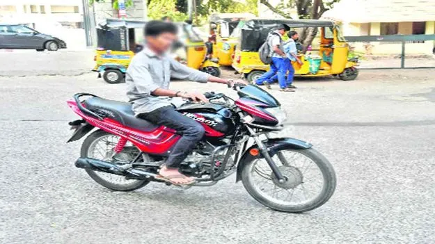 Driving: పిల్లల డ్రైవింగ్‌.. పెద్ద సమస్యే.. వాహనం నడుపుతూ పట్టుబడితే అంతే