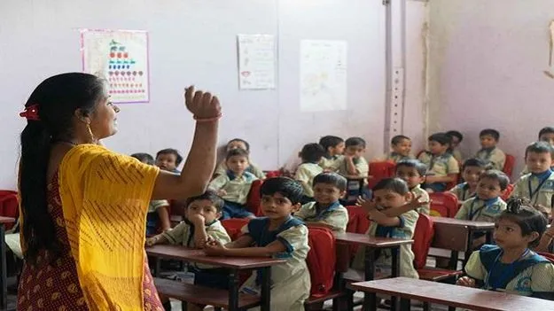 Schools: ఇక.. ఆలస్యమైతే ఆబ్సెంటే..