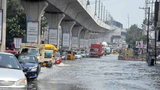 Heavy Rains: దంచికొట్టిన వాన.. రహదారులు జలమయం