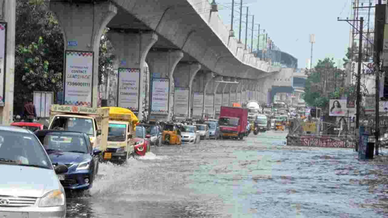 Heavy Rains: దంచికొట్టిన వాన.. రహదారులు జలమయం