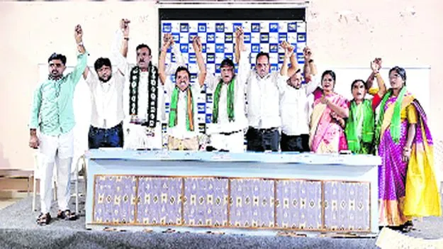 Hyderabad: గాజులు, చీరెలతో నిరసన తెలుపుతాం..