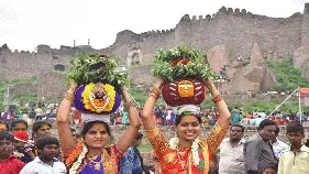 Golkonda Bonalu: గోల్కొండ కోటలో అమ్మకు 5వ బోనం..