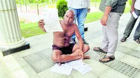 Hyderabad: తహసీల్దార్‌ కార్యాలయం ఎదుట చెడ్డీపై బాధితుడి నిరసన