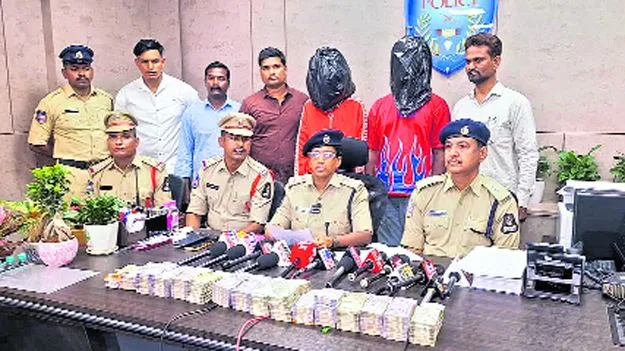 Hyderabad: కలెక్షన్‌ బాయ్‌.. కథలే వేరయా..