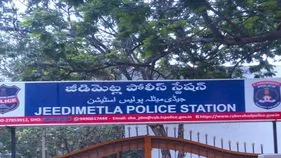 TG Police, Hyderabad: ప్రేమను నిరాకరిస్తోందని యువతిపై కత్తితో దాడికి పథకం