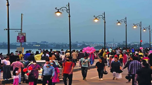 Hyderabad: ట్యాంక్‌బండ్‌పై అర్ధరాత్రి వరకు వ్యాపారాలు వద్దు.. 