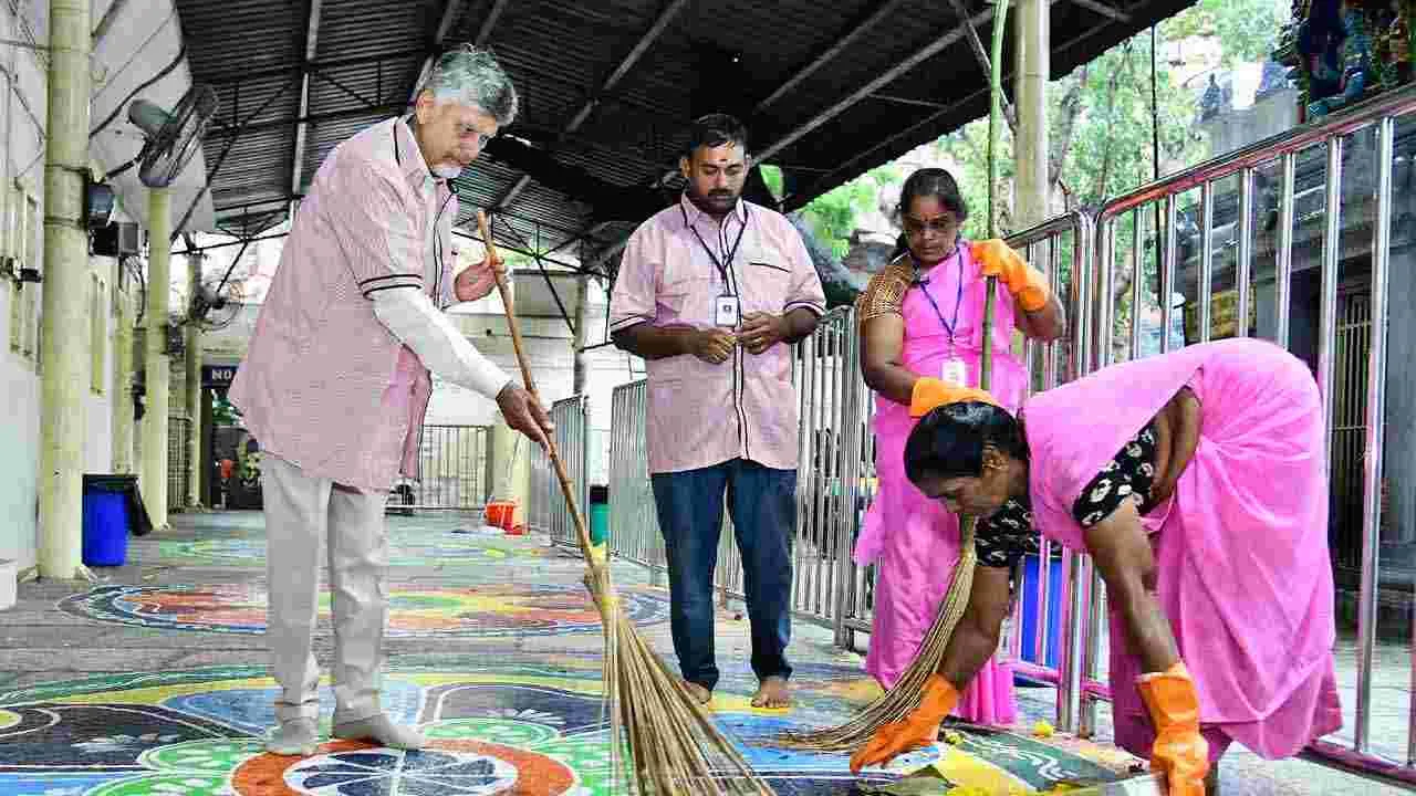 Tirupati: పారిశుద్ధ్య కార్మికుడిగా మారిన సీఎం చంద్రబాబు..
