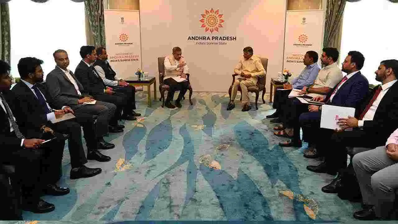 CM Chandrababu:  సింగపూర్‌లో భారత హైకమిషనర్ శిల్పక్ అంబులేతో సీఎం చంద్రబాబు భేటీ