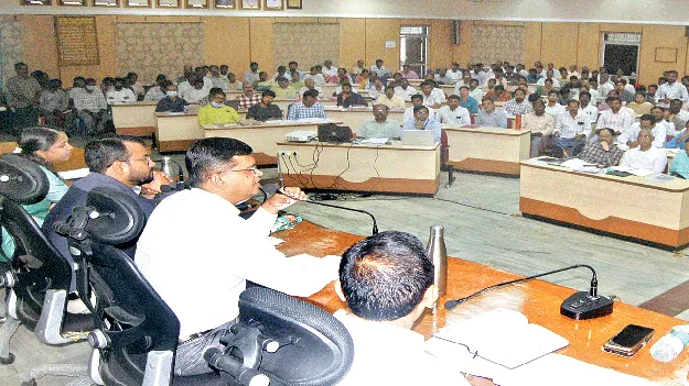 Revenue problems: రెవెన్యూ సమస్యలపై తక్షణమే స్పందించాలి