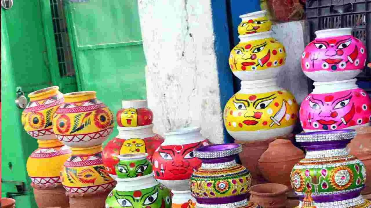 Secunderabad Bonalu: మోండా మార్కెట్లో రంగురంగుల బోనాలు..