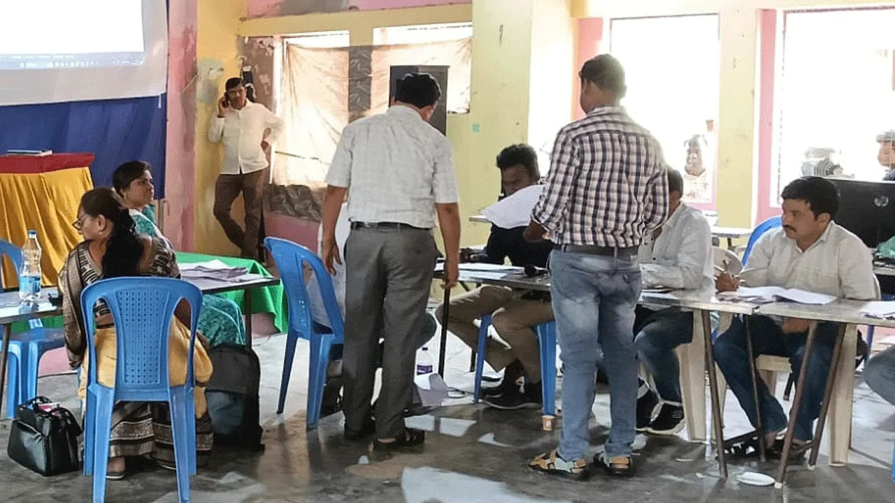 ఎస్జీటీల బదిలీల్లో గందరగోళం 