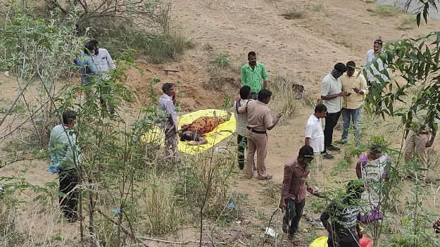 భార్యను దూరం చేస్తోందని..అత్తను కడతేర్చాడు 