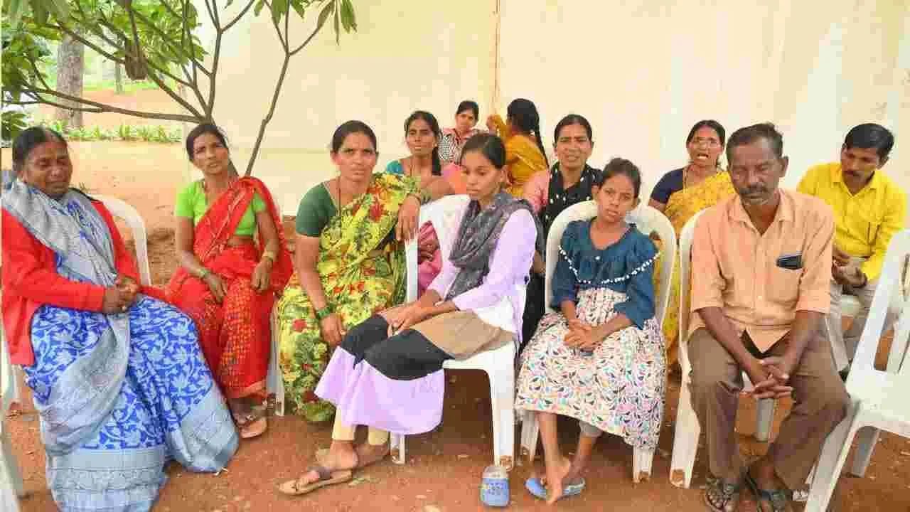 Cigachi Explosion: చివరి చూపైనా దక్కుతుందనే ఆశతో.. సిగాచీ ముందు పడిగాపులు..!