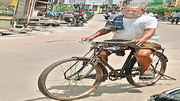   Bicycle! 57 ఏళ్లుగా... ఎక్కడికెళ్లినా సైకిల్‌పైనే! 