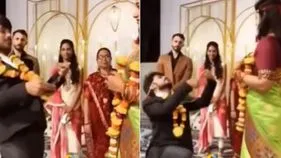 Bride funny Dance: వామ్మో.. ఇది ప్రమాదకరమైన డ్యాన్స్.. వేదికపై వరుడి డ్యాన్స్ చూస్తే షాకవ్వాల్సిందే..