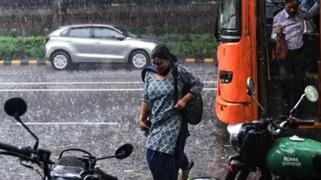 Heavy Rains Disrupt Flights: ఢిల్లీలో భారీ వర్షాలు.. విమాన ప్రయాణికులకు కీలక సూచన