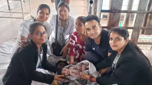Emergency Delivery: రైల్వే స్టేషన్లో ఎమర్జెన్సీ డెలివరీ.. హెయిర్ క్లిప్, పాకెట్ నైఫ్తో ఆర్మీ డాక్టర్ వైద్యం