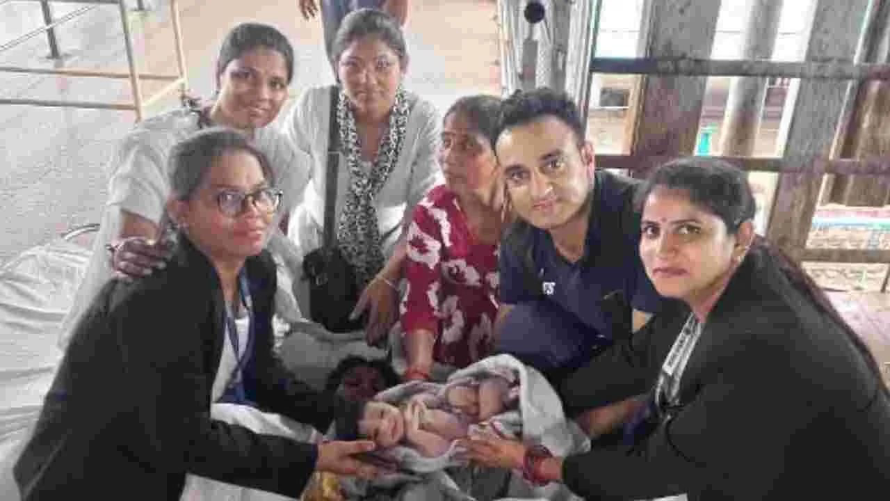 Emergency Delivery: రైల్వే స్టేషన్‌లో ఎమర్జెన్సీ డెలివరీ.. హెయిర్ క్లిప్, పాకెట్ నైఫ్‌తో ఆర్మీ డాక్టర్ వైద్యం