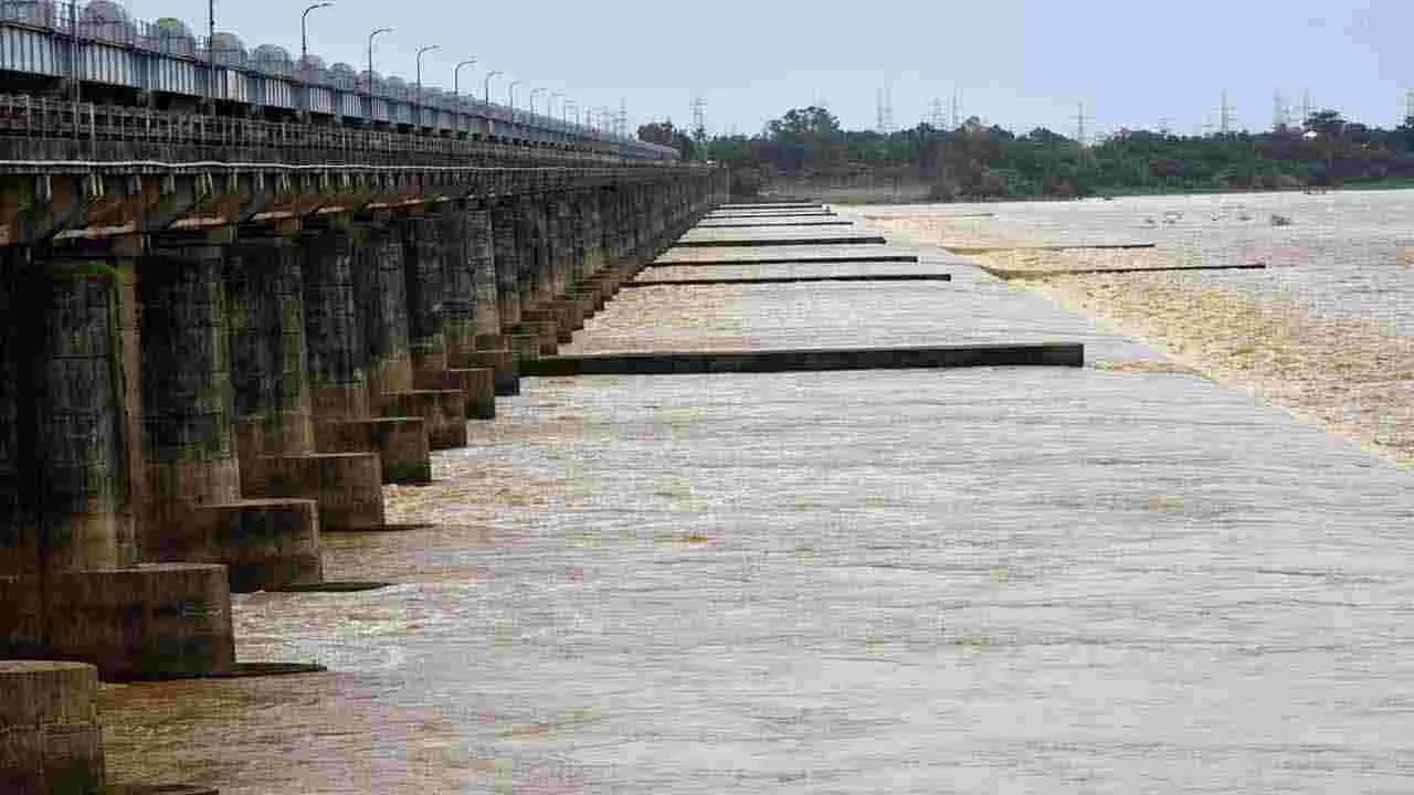భారీ వర్షాలు.. సముద్రంలోకి చేరుతున్న వరద నీరు