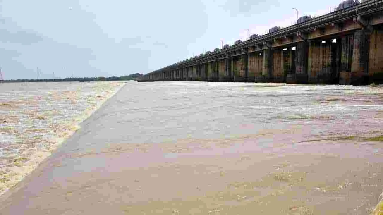 భారీ వర్షాలు.. సముద్రంలోకి చేరుతున్న వరద నీరు