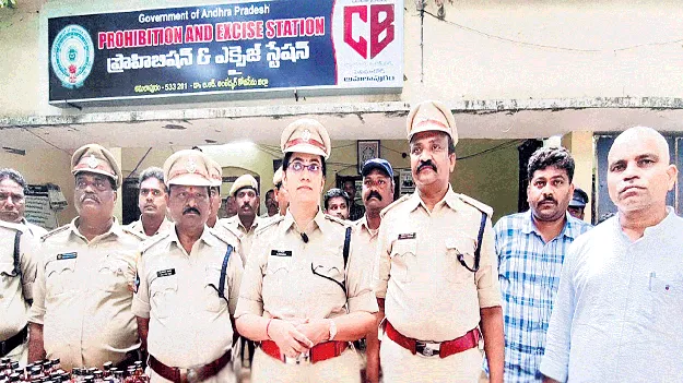 నకిలీ మద్యం తయారుచేస్తున్న ముఠా గుట్టు రట్టు 
