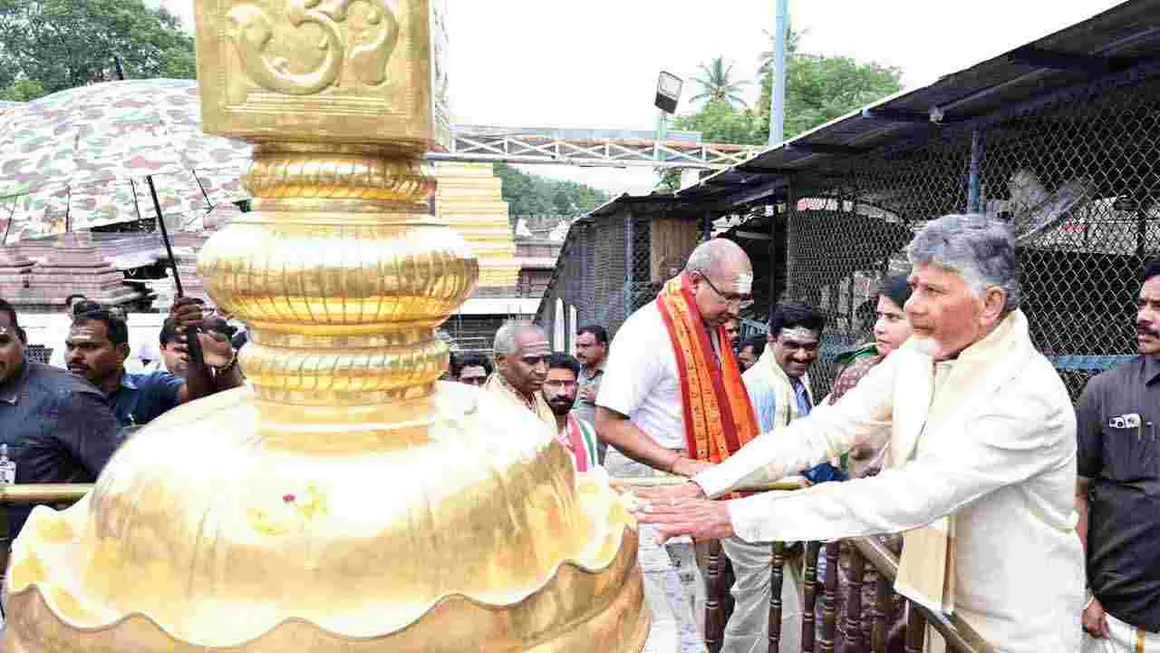 Chandrababu Srisailam: శ్రీశైలంలో సీఎం చంద్రబాబు..  భ్రమరాంబ మల్లికార్జునులకు ప్రత్యేక పూజలు..