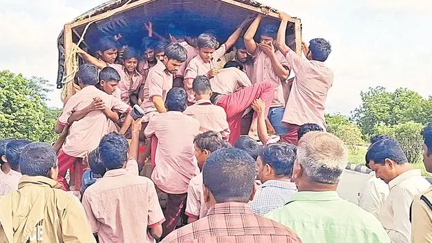 Alampur Gurukul School: కలెక్టర్ సార్కే సమస్యలు చెబుదాం!