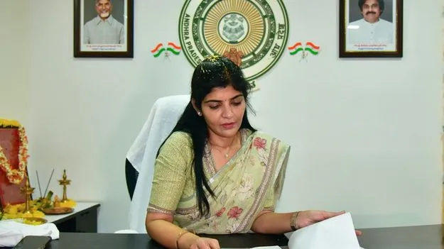 Chairperson Rayapati Shailaja: ఆ నలుగురి ఉద్యోగాల తొలగింపునకు సూచిస్తాం 