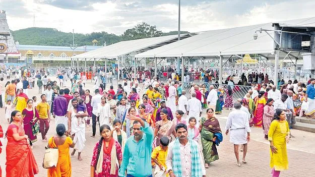 Tirumala: తిరుమలలో తరగని రద్దీ