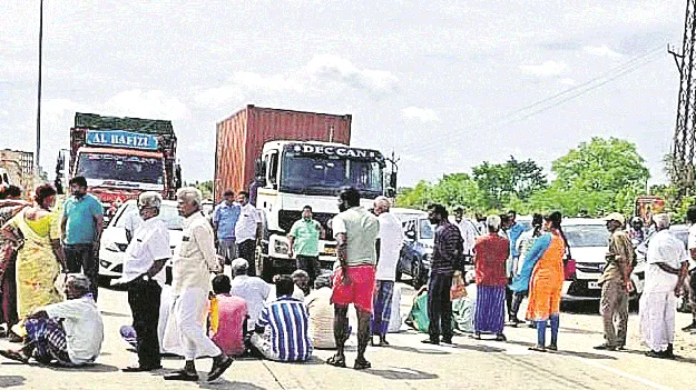 పర్మిట్ల కోసం మామిడి రైతుల రాస్తారోకో