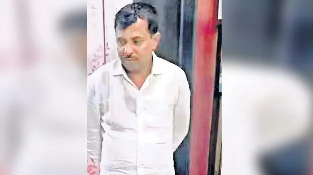 Government Clerk: జీతం 15 వేలు.. ఆస్తి వంద కోట్లు